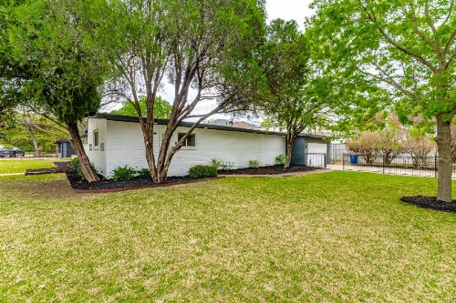 Preston Hollow Retreat - image 8