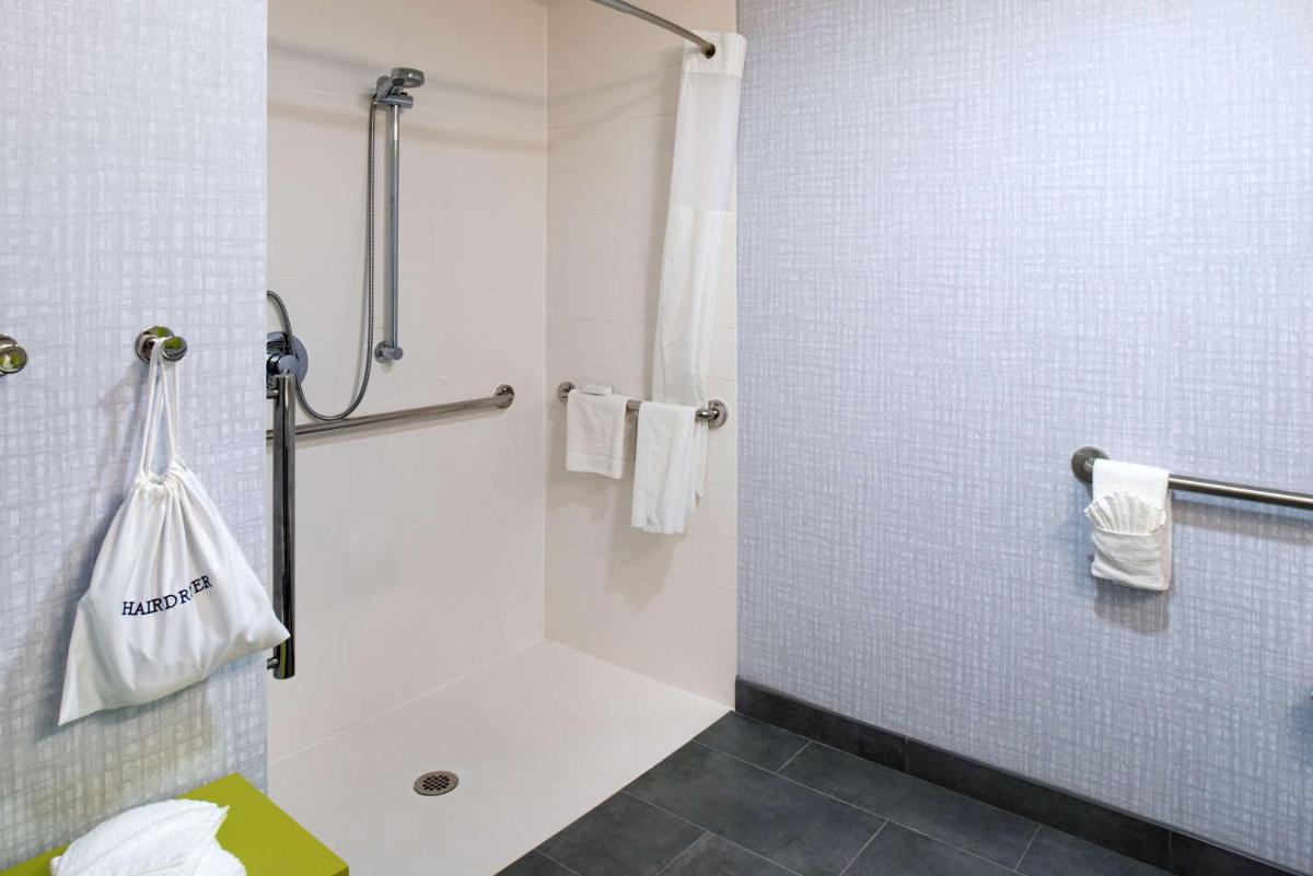 Hampton Inn San Francisco - Daly City - image 2