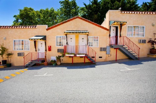 Alpine Inn & Suites - image 18