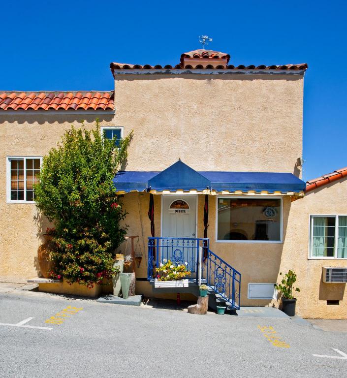 Alpine Inn & Suites - image 4