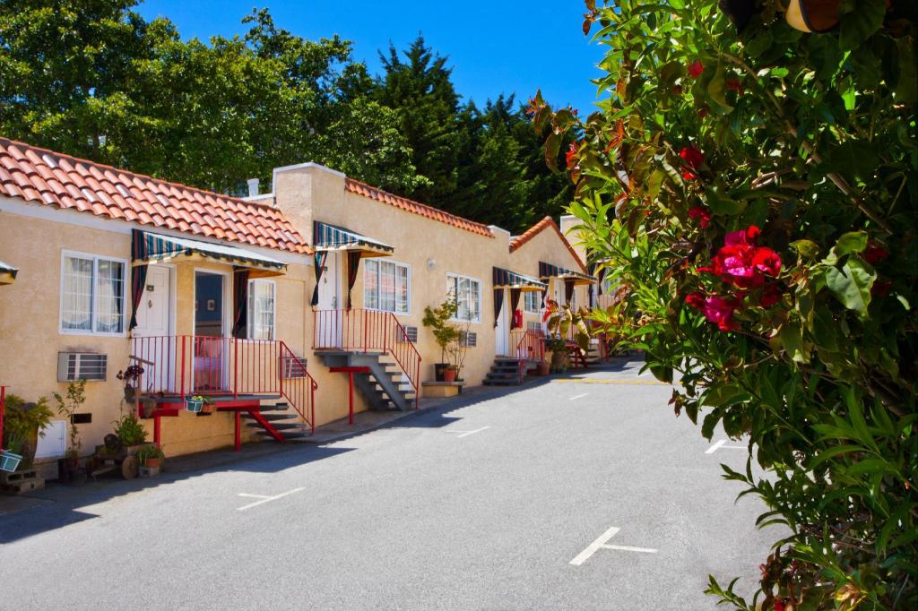 Alpine Inn & Suites - image 6