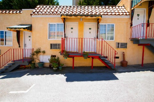 Alpine Inn & Suites - image 7
