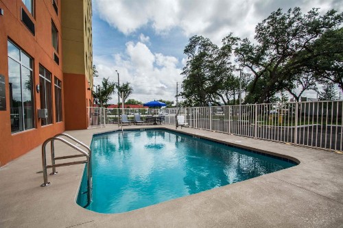 Comfort Suites Fort Lauderdale Airport South & Cruise Port - image 3