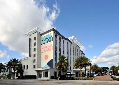 Hotel Dello Ft Lauderdale Airport Tapestry Collection by Hilton