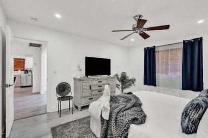 Private Pool Home with Lovely 4BR & 2 Bath - image 10