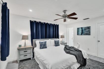 Private Pool Home with Lovely 4BR & 2 Bath - image 11