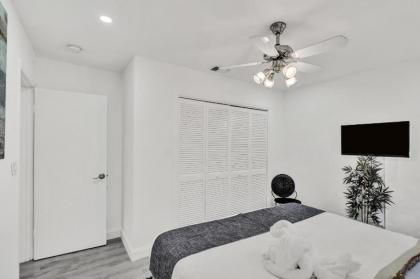 Private Pool Home with Lovely 4BR & 2 Bath - image 8
