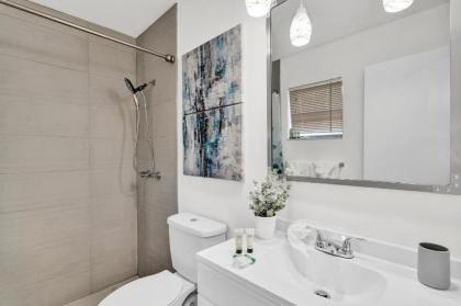 Private Pool Home with Lovely 4BR & 2 Bath - image 9