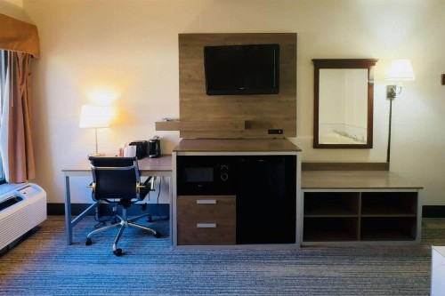 Quality Inn - image 32