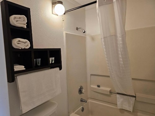 Astoria Hotel Danville West - image 5