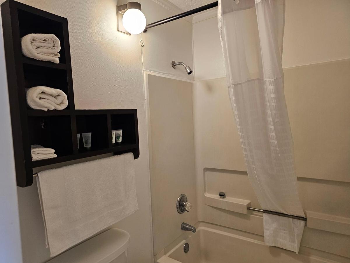 Astoria Hotel Danville West - image 5