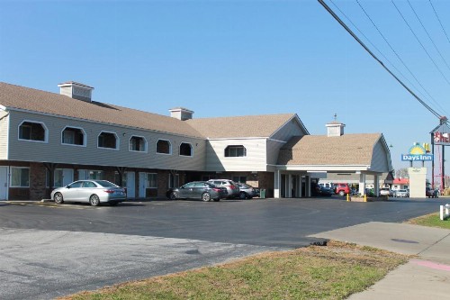Days Inn by Wyndham Davenport IA - image 11