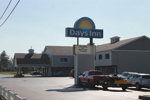 Days Inn by Wyndham Davenport IA - image 9