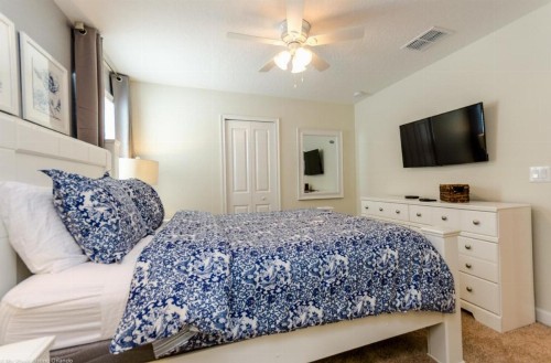 Elegant Centerpiece Pool Retreat in Champion Gates - image 10