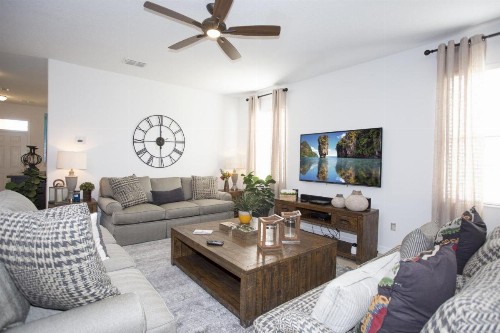 Stunning 6 bedrooms home at Champions Gate - image 1