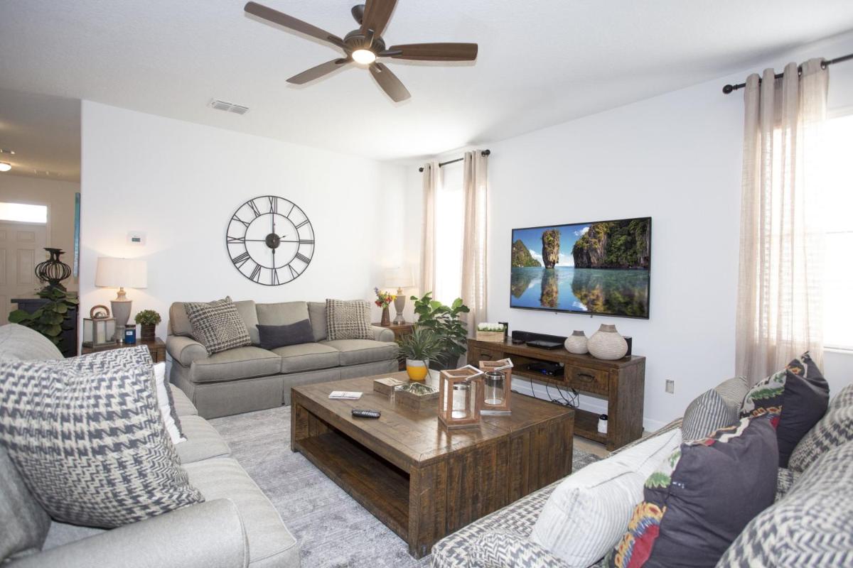 Stunning 6 bedrooms home at Champions Gate - main image