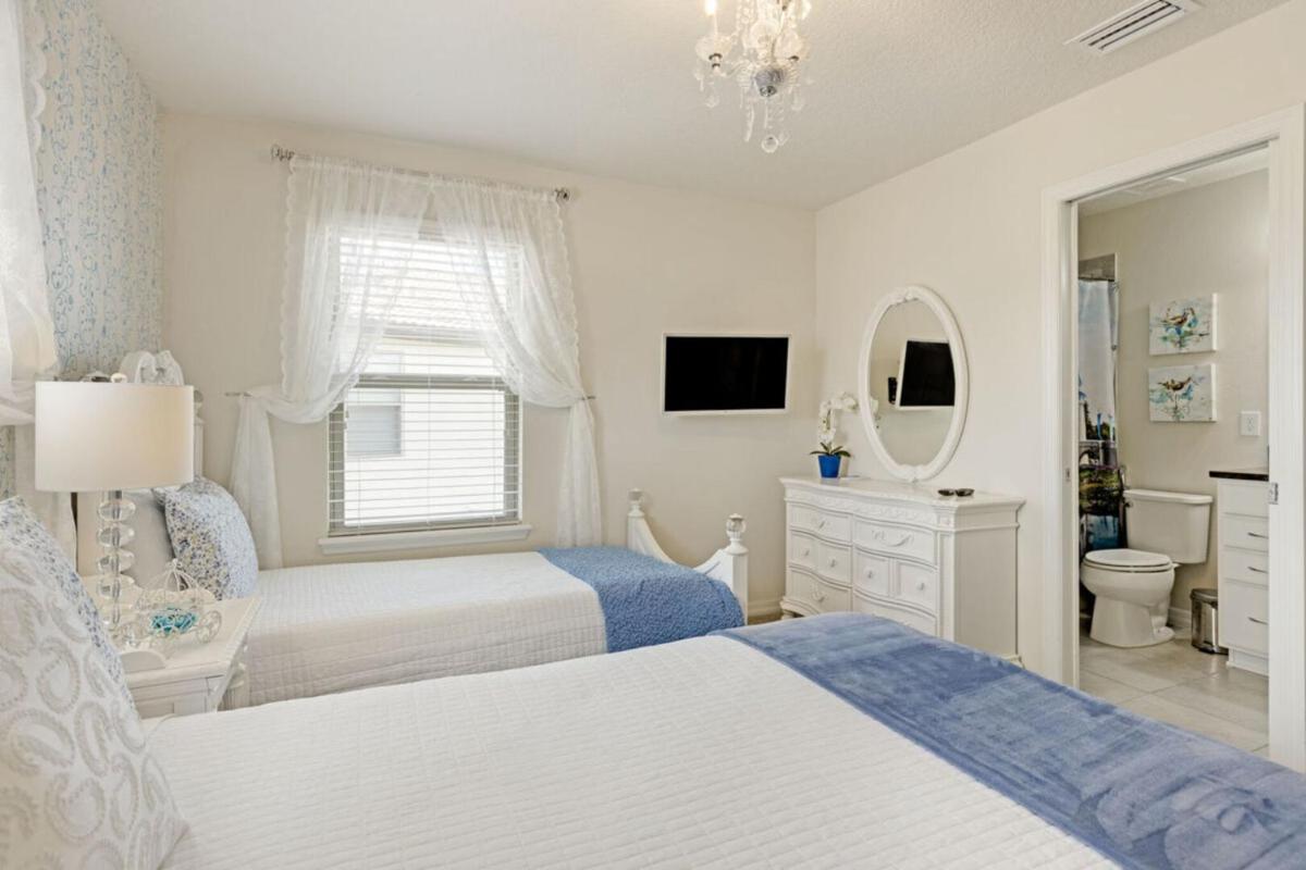 Memorable Larges Vacation Home in Champion Gates - image 2