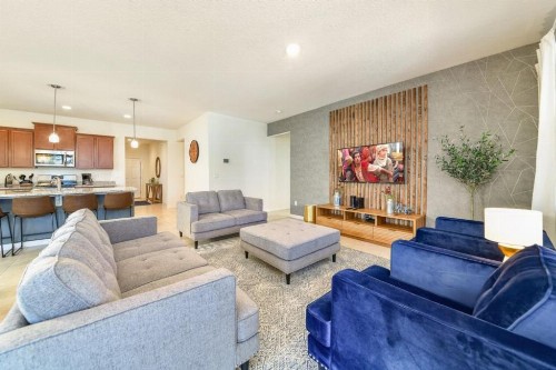 Fabulous 7 Beds 5.5 Baths Home - image 1