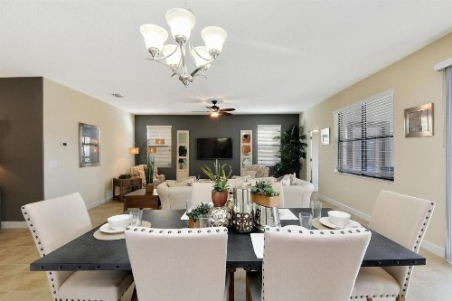 Beautifully decorated 6 beds at Champions Gate - image 12