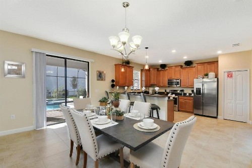 Beautifully decorated 6 beds at Champions Gate - image 6