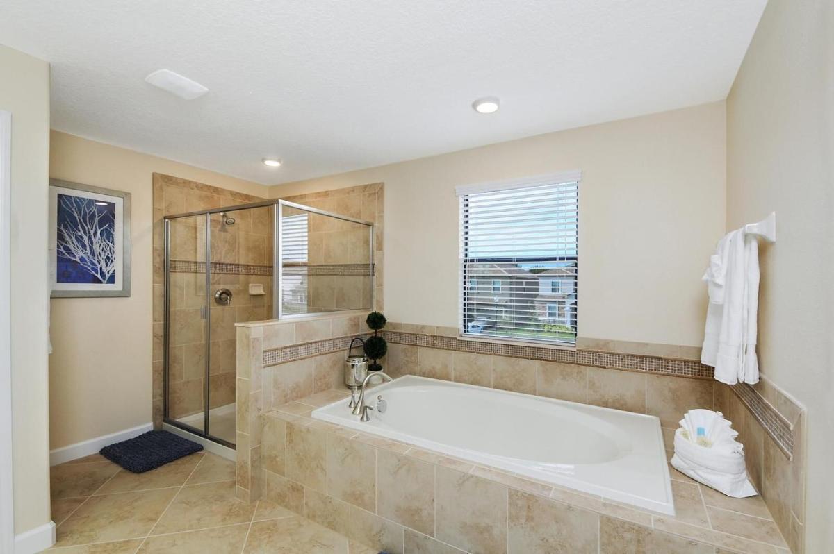Beautifully decorated 6 beds at Champions Gate - image 7