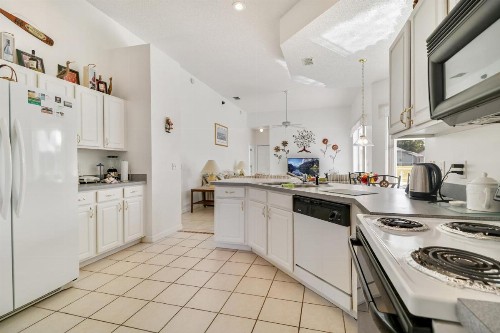 Grand Deluxe 4BD Pool Home near Disney & Universal - image 2