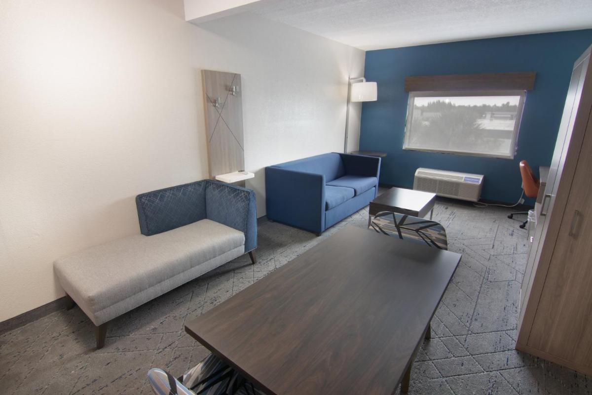Holiday Inn Express and Suites Fort Lauderdale Airport West an IHG Hotel - image 2