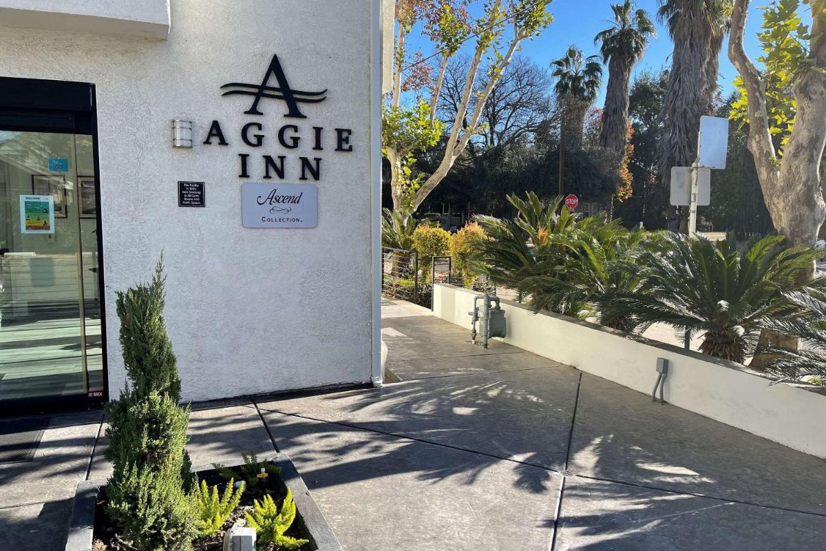 Aggie Inn Ascend Hotel Collection - image 2
