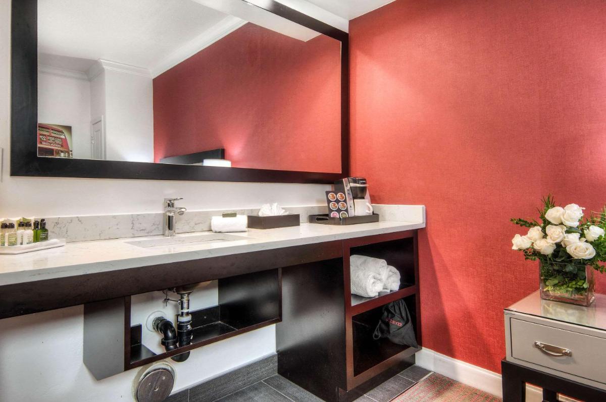 Aggie Inn Ascend Hotel Collection - image 3