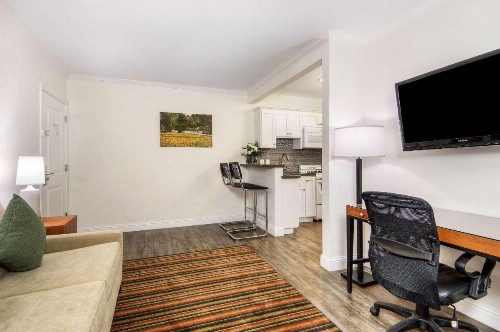 Aggie Inn Ascend Hotel Collection - image 4