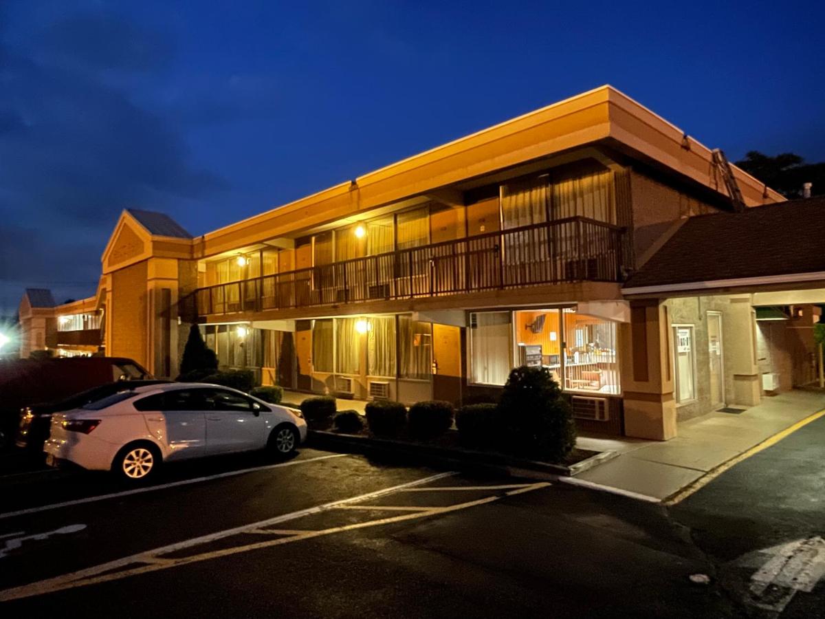 Travelers Inn - image 5