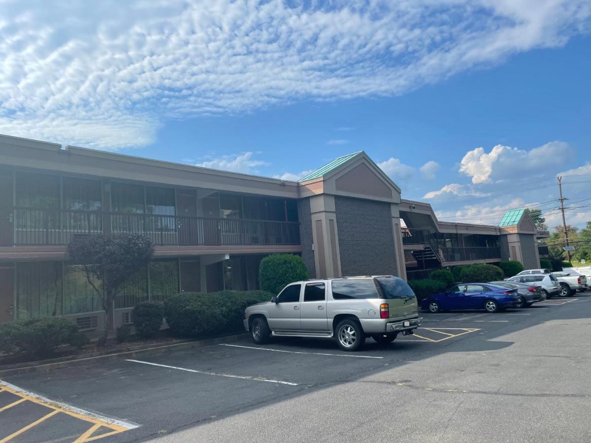 Travelers Inn - image 6