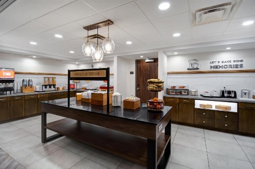 Hampton Inn & Suites Dayton-Vandalia - image 2