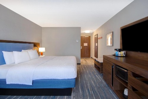 Hampton Inn & Suites Dayton-Vandalia - image 8