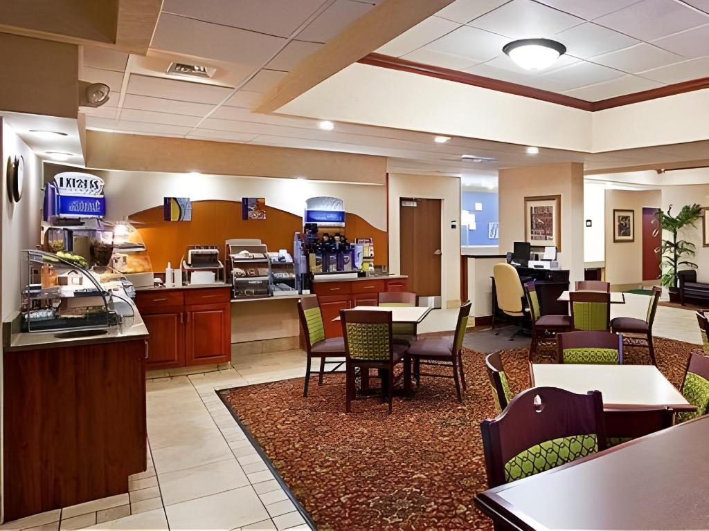 Holiday Inn Express Hotel & Suites Dayton-Huber Heights - main image