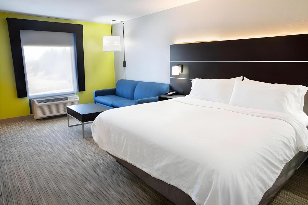 Holiday Inn Express Hotel & Suites Dayton-Huber Heights - image 2