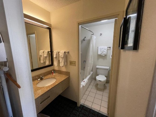 Red Lion Inn & Suites Dayton Airport - image 19