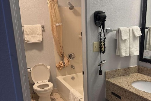 Red Lion Inn & Suites Dayton Airport - image 3