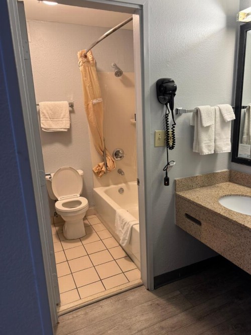 Red Lion Inn & Suites Dayton Airport - image 39
