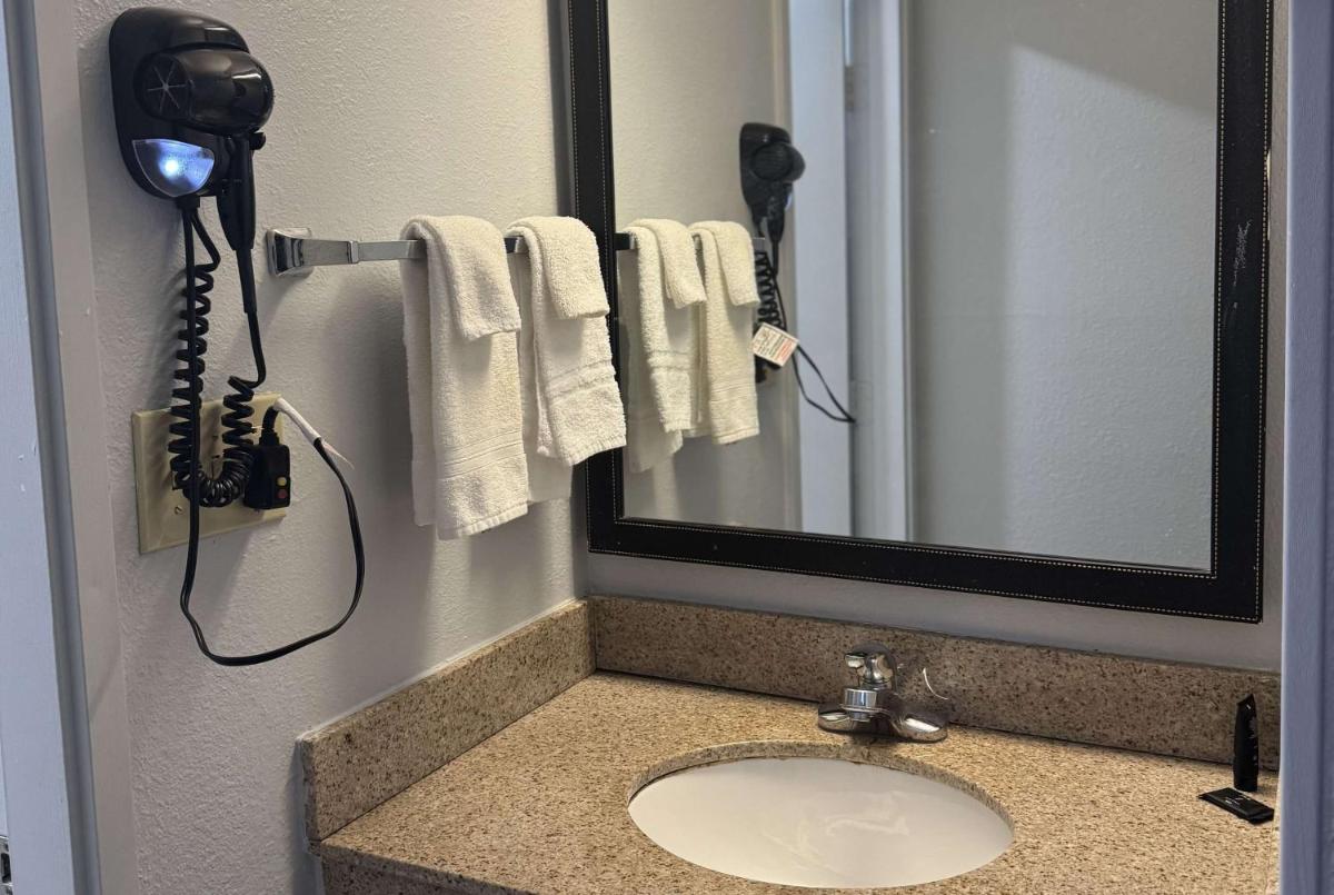 Red Lion Inn & Suites Dayton Airport - image 4