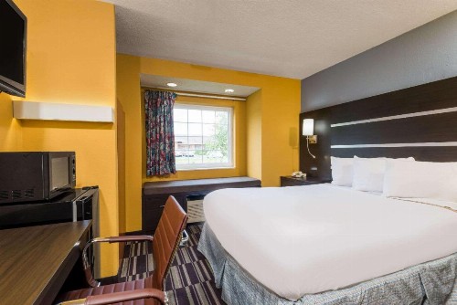 Microtel Inn & Suites by Wyndham Riverside - image 24