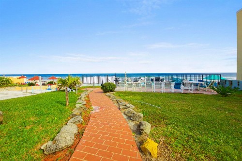 Daytona Shores Inn and Suites - image 2
