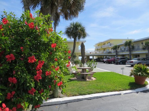 Sand Castle Motel - image 37
