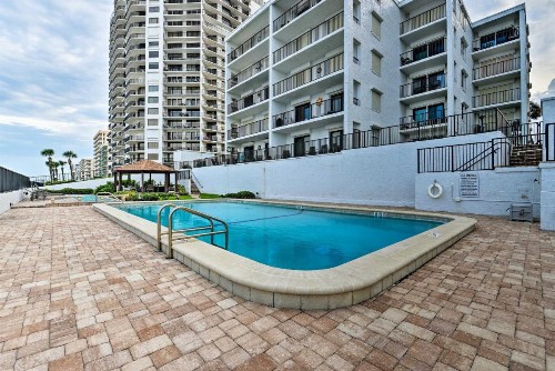 Oceanfront Daytona Beach Condo with View and Pool - image 3