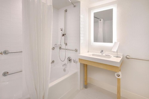 Delta Hotels by Marriott Daytona Beach Oceanfront - image 2