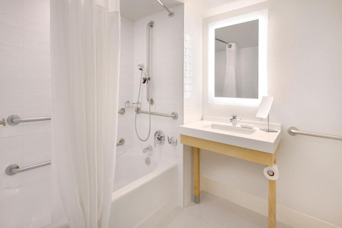 Delta Hotels by Marriott Daytona Beach Oceanfront - image 2