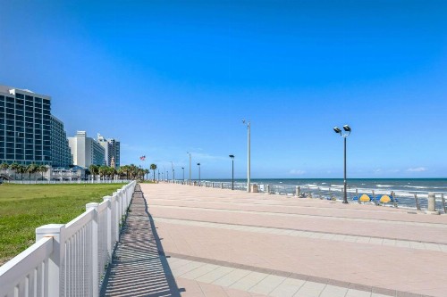 Comfort Inn & Suites Daytona Beach Oceanfront - image 11