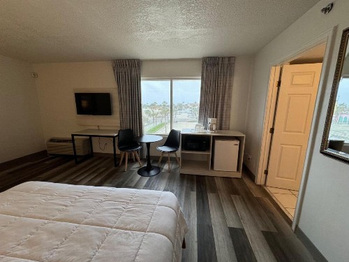 Emerald Shores Hotel - Daytona Beach - image 7