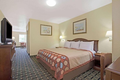 Super 8 by Wyndham Daytona Beach - image 10