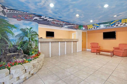 Super 8 by Wyndham Daytona Beach - image 2